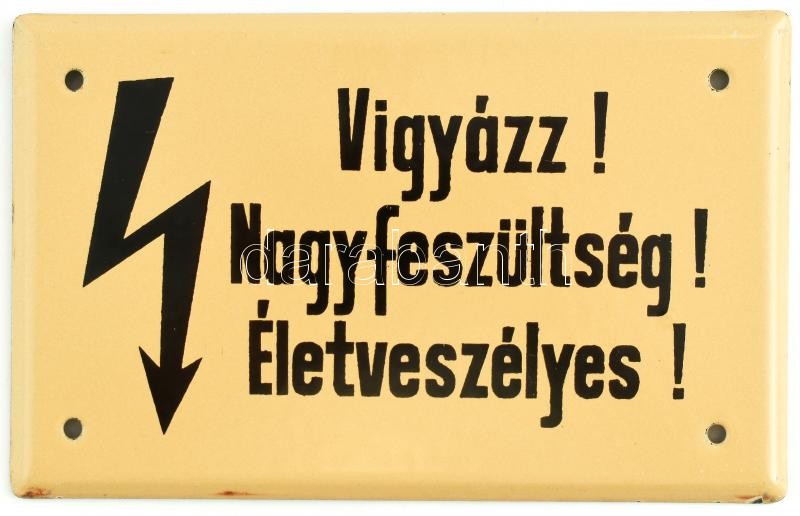 Zománctábla. Felirat: 'Vigyázz! Nagyfeszültsé! Életveszélyes!'. Szélén, apró zománc lepattanások.10x16cm