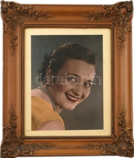 Dekoratív, régebbi üvegezett fa képkeret színezett fotóval. Bal oldalán élénél sérült. Belső méret: 45×35,8 cm