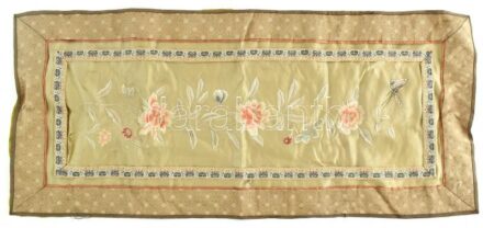 Kínai selyem fali dísz, szakadásokkal, 64×28 cm