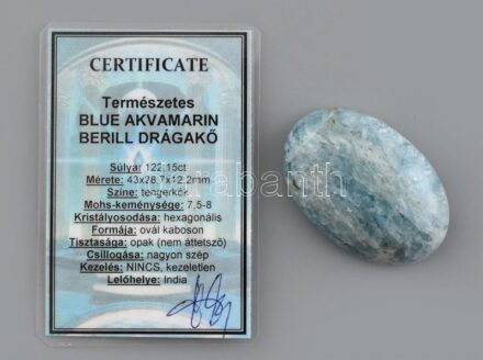 Nyers, tengerkék, ovális, akvamarin, kaboson, opak. M: 122.15 ct, 43x28,7x12,2mm, származás: India. Kadnár Krisztián és Vágó Judit certifikációval.