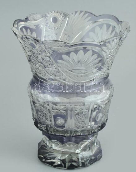Lila kristály váza. Sérült. m: 21 cm