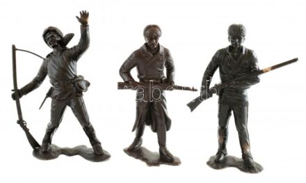 3 db retró szovjet gyártmányú figura (katona és vadászok puskával), műanyag, kis sérülésekkel, m: 15-16 cm