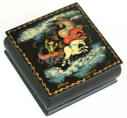 Kézzel festett orosz lakkdoboz, jelzett, kopott, 6x6cm