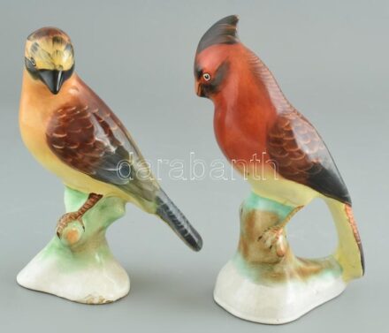 2 db madár. Kézzel festett porcelán. Kopott. jelzés nélkül. m: 18 és 20 cm