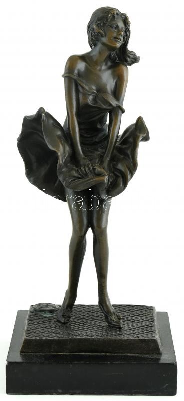 Francois Rude jelzéssel: Lányka. Öntött, patinázott bronz, márvány talpon. Utánöntés. m: 30 cm