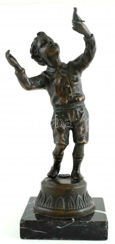 Jelzés nélkül: Galambot fogó fiú. Öntött, patinázott bronz, márvány talpon. Utánöntés. Párizsi öntöde pecsétjével. m: 21 cm