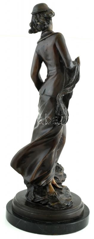 Jelzés nélkül: Kalapos hölgy. Öntött, patinázott bronz, márvány talpon. m: 43 cm - Image 3