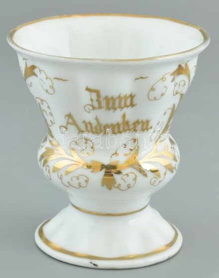 Német váza, kézzel festett porcelán, kopásnyomokkal, jelzés nélkül, m: 11 cm