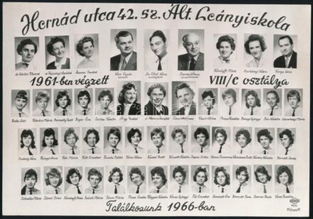 1961 Bp., Hernád u. 42. sz. Ált. Leányiskola VIII/c osztálya, tablófotó, 21,5x15 cm
