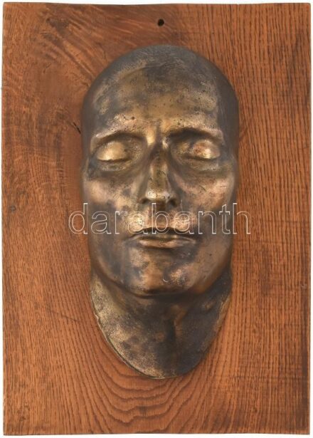 Bonaparte Napóleon halotti maszkja, öntött patinázott bronz, fa alapon. Dr. François Carlo Antommarchi negatív arclevonat: 1821; öntés: XX. század. cca. 9 kg. 32x16cm