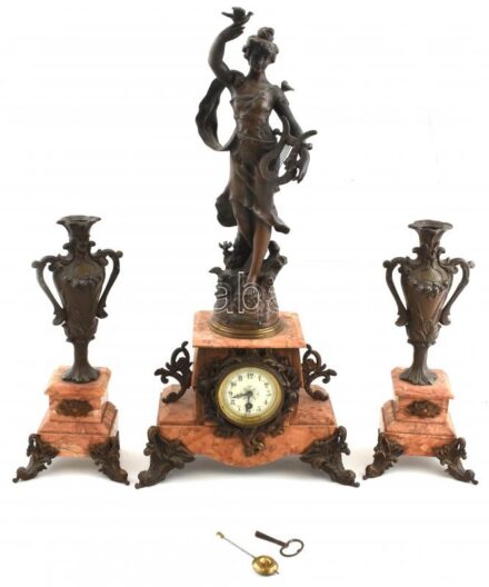 Kandalló óra szett, márvány, bronz rátéttel, egész ütős mechanikus szerkezettel, működik, sérült, ferde, lötyög. m: 42 és 75 cm
