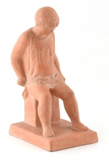 Deák László (1926-1970): Ülő fiú. Terrakotta szobor. hibátlan. Jelzett. m:17,5 cm