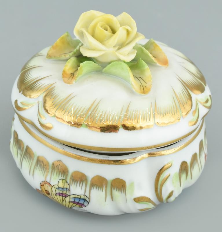 Herendi Viktória mintás bonbonniere rózsás fedéllel Kézzel festett, jelzett, rózsákon apró lepattanás, kopásnyomokkal. d: 8 cm