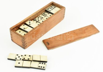 Csont borítású dominó, fa dobozban, kopásnyomokkal, 19,5×6×5 cm