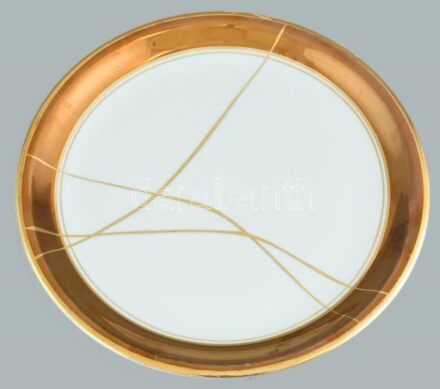 Aranyozott porcelán tál, jelzett, kopásnyomokkal, d: 25,5 cm