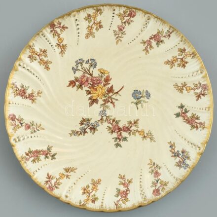 Sarreguemines France XV. Louis, francia, fajansz, süteményes tányér. 1890-1910 között. Kézzel festett, jelzett, kis kopásokkal. d: 18,5 cm