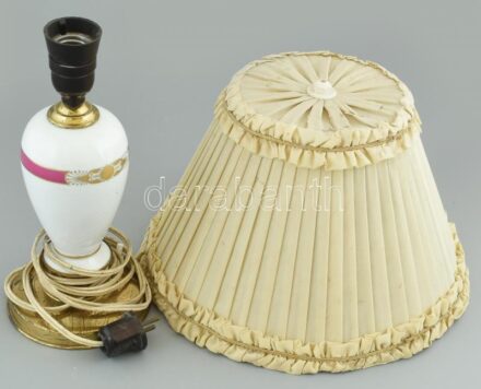 Herendi lámpa, kézzel festett porcelán, nincs kipróbálva, kopásnyomokkal, poros megkímélt állapotú ernyővel. m: cca. 42 cm (ernyővel)