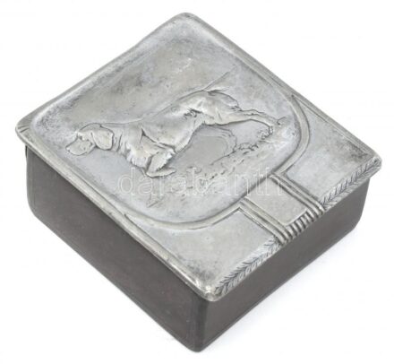 Díszdoboz, fa, ón tetővel, relief vadat álló német vizsla díszítéssel, kopott, 11x9,5x4,5cm
