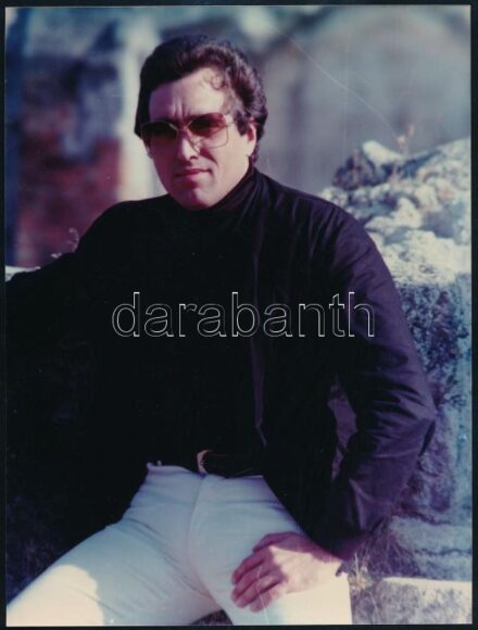 Kádár András (1954-2014): Máté Péter (1947-1984) énekes, dalszerző. Fotó. Apró felületi törésekkel. Hátoldalán jelzett. 23,5x17,5 cm
