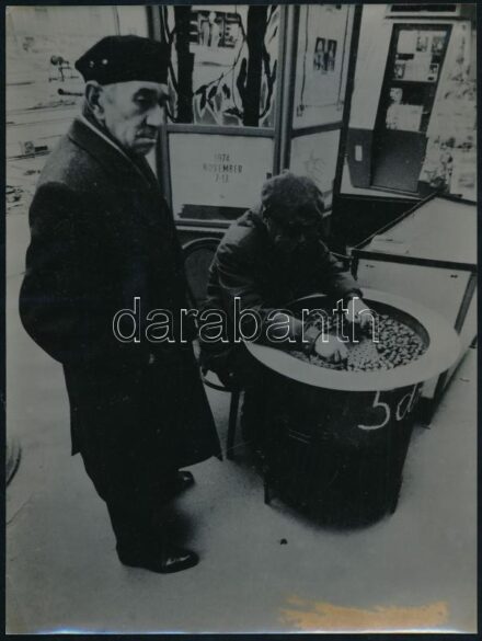 Kádár András (1954-2014): Gesztenyeárus a budapesti utcán, 1974. Fotó. Apró felületi törésekkel. Hátoldalán jelzett. 23,5x17,5 cm