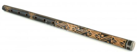 Faragott népi furulya, h: 38 cm
