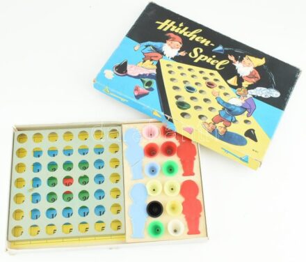 Hütchen Spiel retro társasjáték, egy két sérült bábuval.