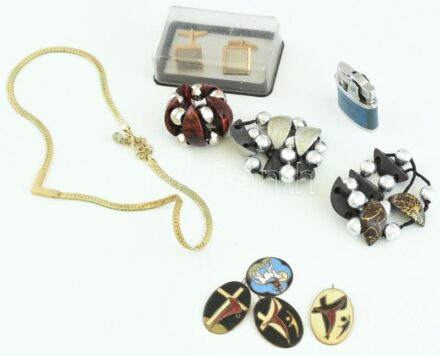 Kis bizsu tétel: aranyozott fém mandzsettagomb pár, műanyag tokban + aranyozott fém nyakék + 3 db gyöngyös hajgumi + 4 db tűzzománc vallási medál + zománcozott fém mini öngyújtó