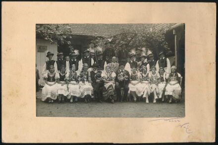 cca 1920-1940 Népviseletbe öltözött fiúk és lányok csoportképe, kartonra kasírozott fotó, jelzett (Weisz Vác), 17,5x11 cm