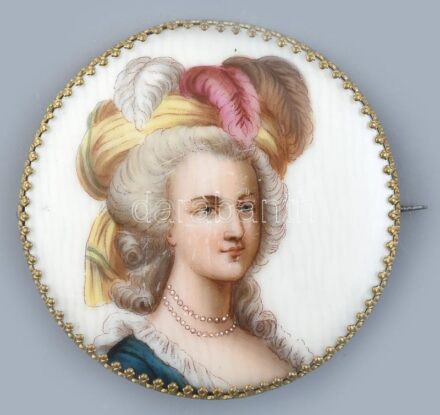 Matricás porcelán bross, d: 5,5cm