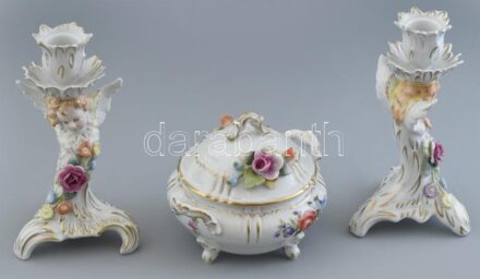 Angyalos porcelán gyertyatartó és cukordoboz. Keletnémet, kézzel festett, kis sérüléssel a gyertyatartón m: 16 cm