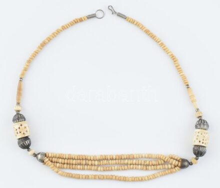 Távol-Keleti csont nyaklánc, fém rátétekkel, kopott, h: 62 cm