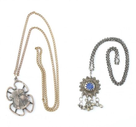 2 db nyaklánc, egyik egyiptomi motívummal. Kopott.