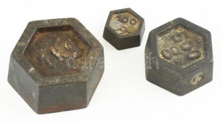 Régi mérlegsúlyok, 1 db 1 kg-os, 1 db 500 g-os, 1 db 100 g-os
