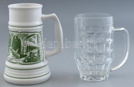 2 db sörös korsó, porcelán és üveg, kopásnyomokkal, m: 14 és 17 cm