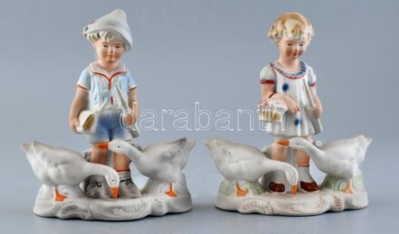 Román biszkvit porcelán fiú és lány, kézzel festett, jelzett, kopásnyomokkal, m: 21 cm