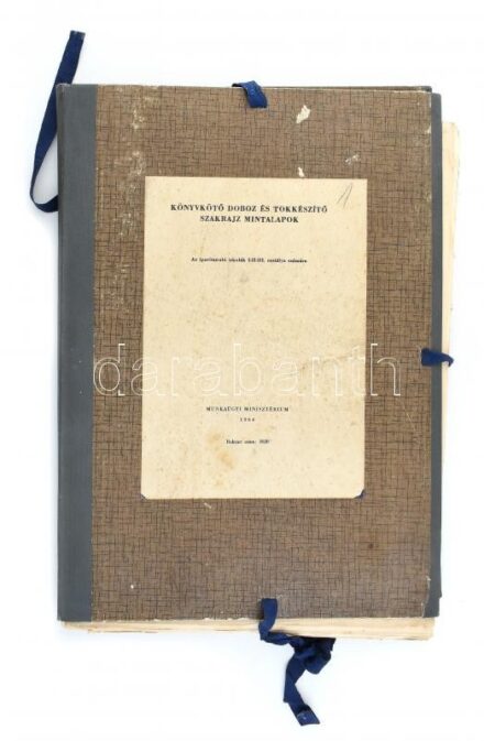 1964 Könyvkötő doboz és tokkészítő szakrajz mintalapok, az iparitanuló iskolák I_II_III. osztálya számára, Munkaügyi Minisztérium. Kopott mappában.