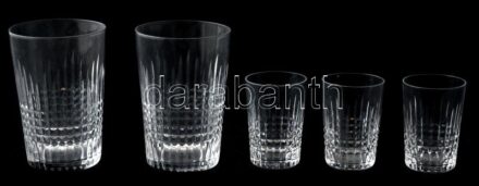 Baccarat csiszolt üvegpoharak, 5 db, jelzett, kopásnyomokkal, m: 5,5 és 8,5 cm