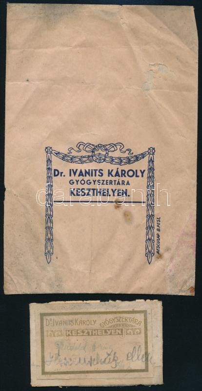cca 1920-1930 'Keszthely, Ivanits Károly Gyógyszertára' gyógyszertári boríték és kártya, foltos, sérült, 17x11 cm és 5x7,5 cm