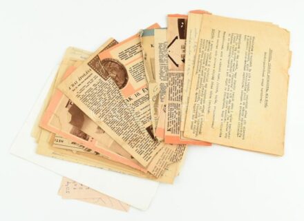 cca 1920-1960 Receptgyűjtemény, benne újságkivágások, gépelt íratok, 2 db modern 'wordben' írt dokumentummal, borítékban, változó állapotban.