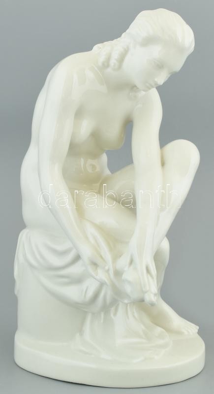 Zsolnay Kisfaludi Strobl Zsigmond: Fürdőző nő, fehér mázas porcelán, jelzett, kopásnyomokkal. m:32cm