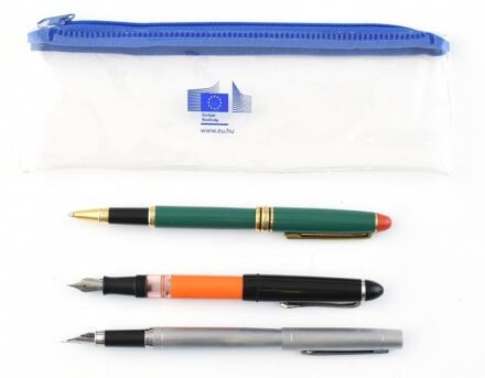 2 db töltőtoll, 1 db golyóstoll, műanyag tolltartóban