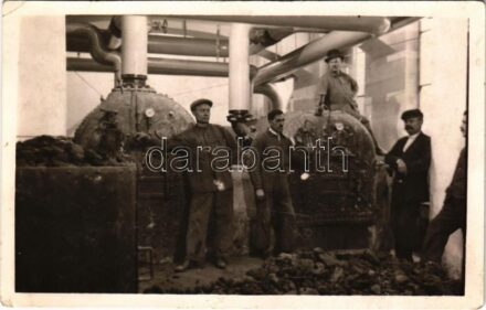 Budapest X. MÁV (Magyar Királyi Államvasutak) Igazgatói központ fűtésének kazánháza munkásokkal, épült 1929-ben. photo (EK)