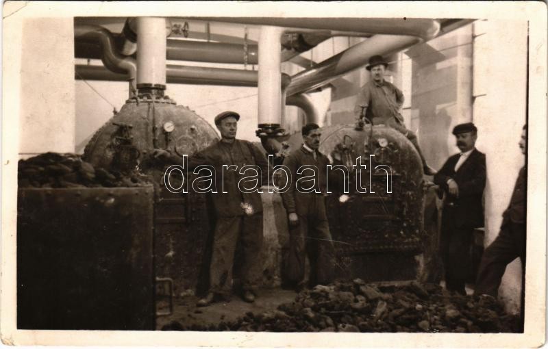 Budapest X. MÁV (Magyar Királyi Államvasutak) Igazgatói központ fűtésének kazánháza munkásokkal, épült 1929-ben. photo (EK)