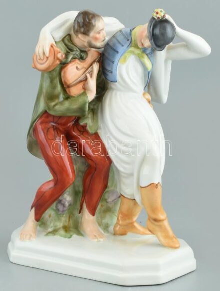Herendi Tertia táncoló juhászok, kézzel festett porcelán, jelzett, kopásnyomokkal, egyik derekánál apró tűzrepedés. m: 22 cm