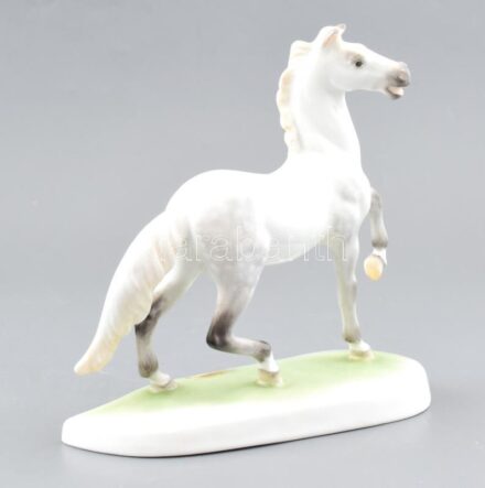 Herendi porcelán ló, kézzel festett, jelzett, ragasztásnyommal. h: 17,5 cm, m: 18 cm