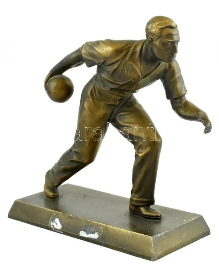 Jelzés nélkül: Tekéző. Öntött festett bronz. m:22cm