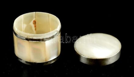 Kis dobozka gyöngyház berakással, m: 2,4 cm