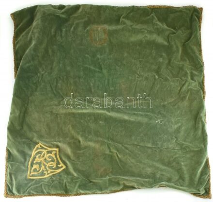 Zöld bársony terítő, aranysujtásos szegéllyel XX. sz. eleje. Rajta egy edénnyommal. Hímzett heraldikai motívummal 90x90 cm