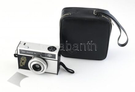 Agfa ISO-RAPID I fényképezőgép. Rapid filmkazettás . Négyzetes filmformátum 24 x 24 mm. Sérült. Tokban.