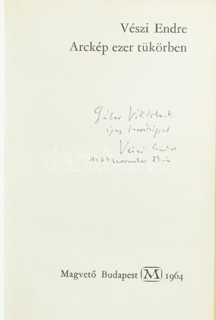Vészi Endre: Arckép ezer tükörben. Bp., 1964, Magvető. Kiadói kartonált papírkötés, kissé kopott kiadói papír védőborítóban. A szerző által Gábor Viktor részére DEDIKÁLT példány.